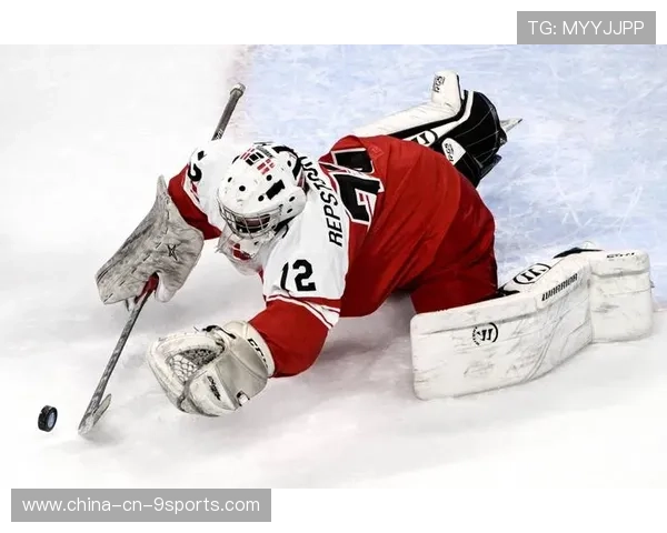 冰球门将连续三次封堵重炮射门，粉丝直呼神迹